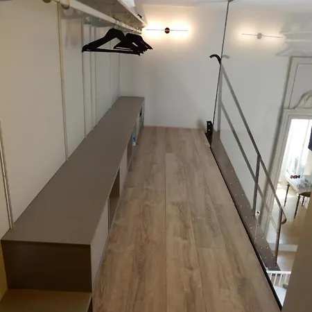 Late Arrival Or Early Departure! Best Location Apartment *